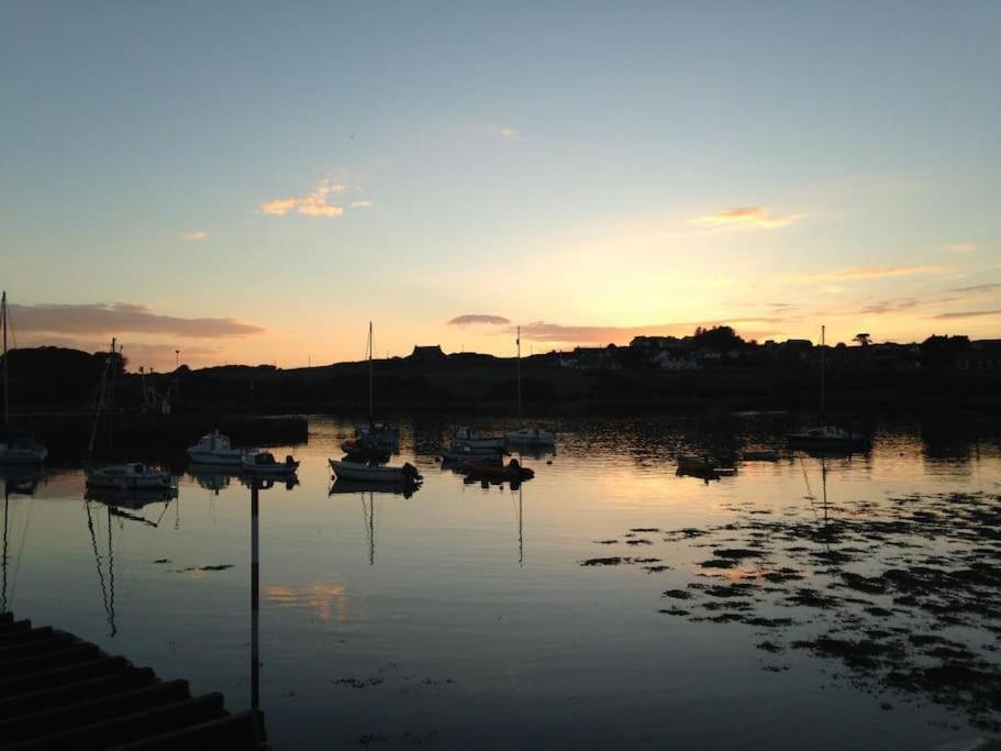 3 Bedroom Townhouse Right On The Harbour Isle of Whithorn ภายนอก รูปภาพ