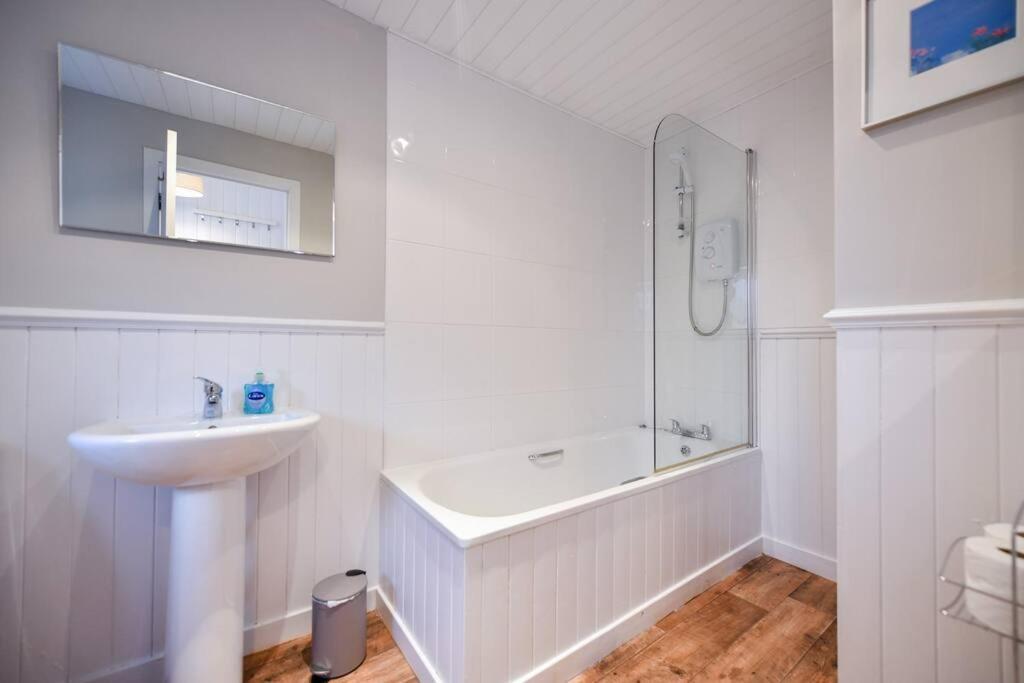 3 Bedroom Townhouse Right On The Harbour Isle of Whithorn ภายนอก รูปภาพ