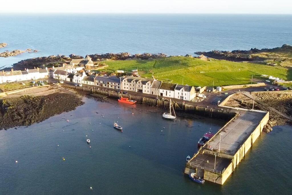 3 Bedroom Townhouse Right On The Harbour Isle of Whithorn ภายนอก รูปภาพ