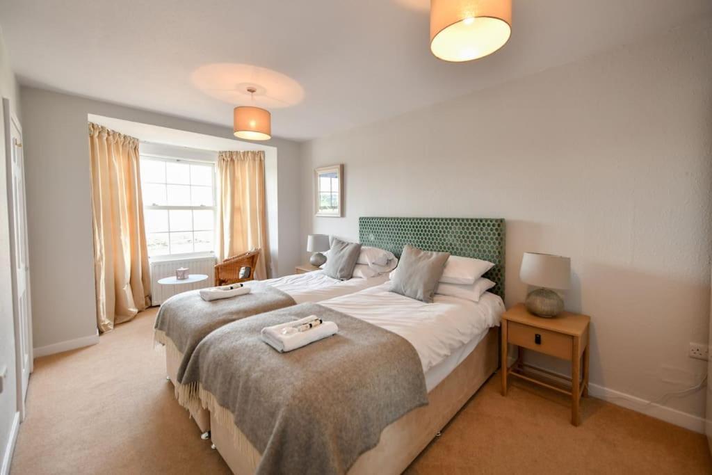 3 Bedroom Townhouse Right On The Harbour Isle of Whithorn ภายนอก รูปภาพ