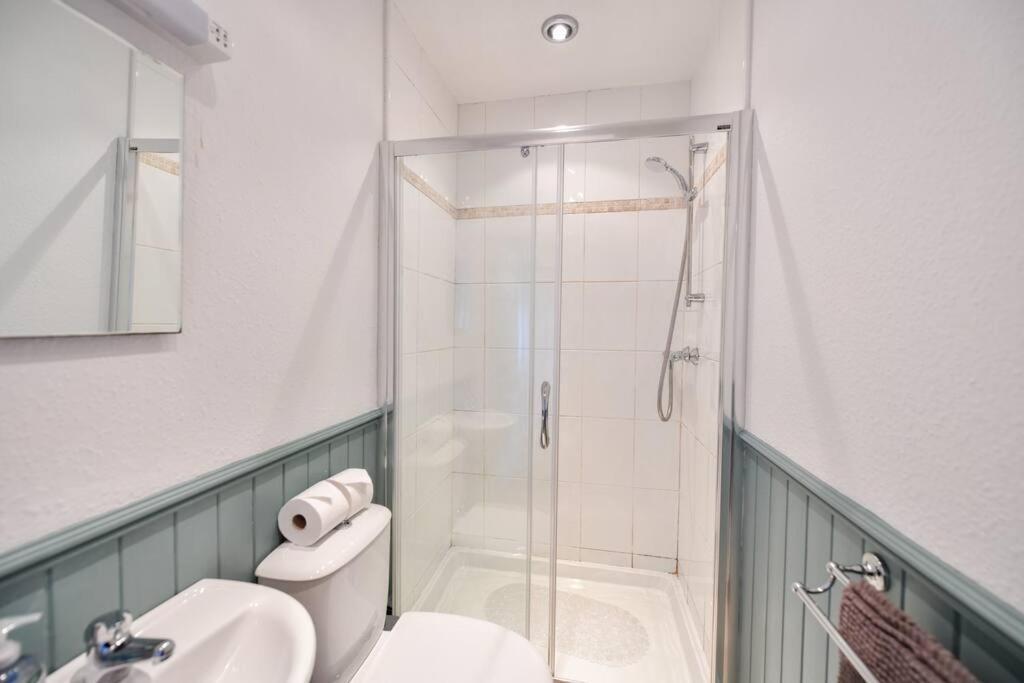 3 Bedroom Townhouse Right On The Harbour Isle of Whithorn ภายนอก รูปภาพ