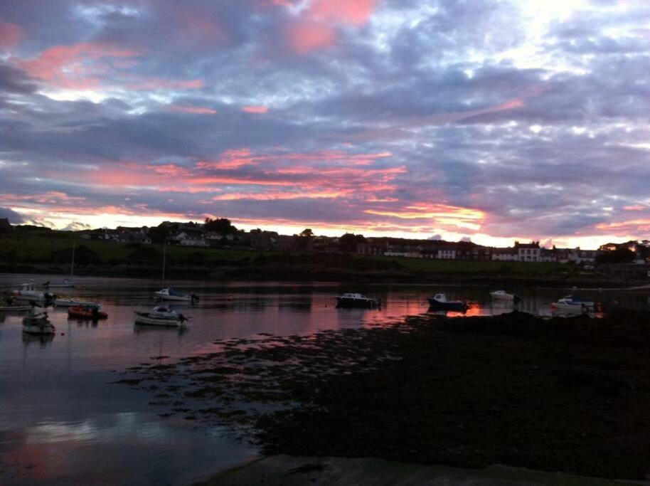 3 Bedroom Townhouse Right On The Harbour Isle of Whithorn ภายนอก รูปภาพ