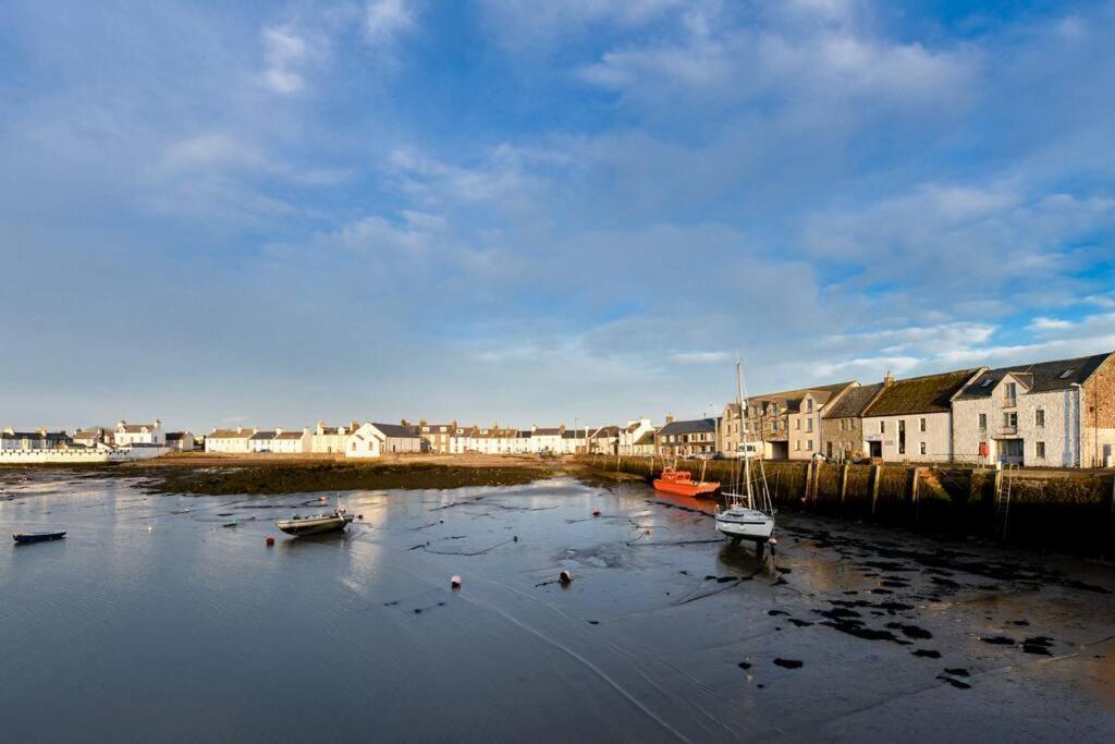 3 Bedroom Townhouse Right On The Harbour Isle of Whithorn ภายนอก รูปภาพ