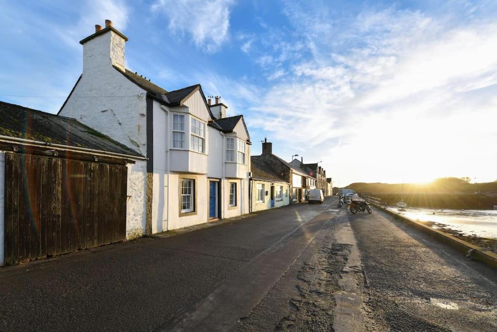 3 Bedroom Townhouse Right On The Harbour Isle of Whithorn ภายนอก รูปภาพ