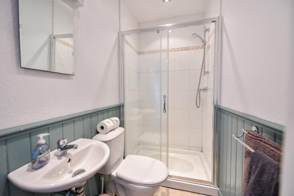 3 Bedroom Townhouse Right On The Harbour Isle of Whithorn ภายนอก รูปภาพ